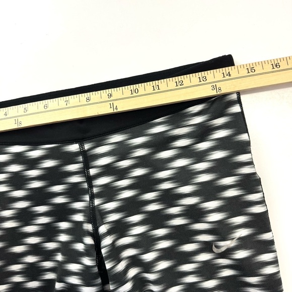 Nike Dri Fit Women's M Printed Relay Cropped Leggings Activewear Y2K Black/White - Picture 9 of 12